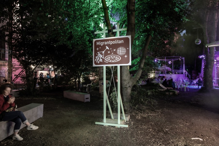 touristeninformationstafel und Garten bei Nacht Szenografie: scenography for the festival garden of Internationales Sommerfestival Kampnagel by JASCHA&FRANZ