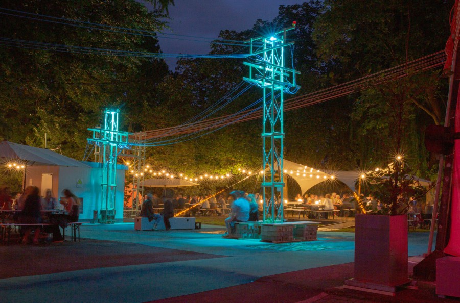 Überblick über den garten, Hauptplatz bei nacht: scenography for the festival garden of Internationales Sommerfestival Kampnagel by JASCHA&FRANZ